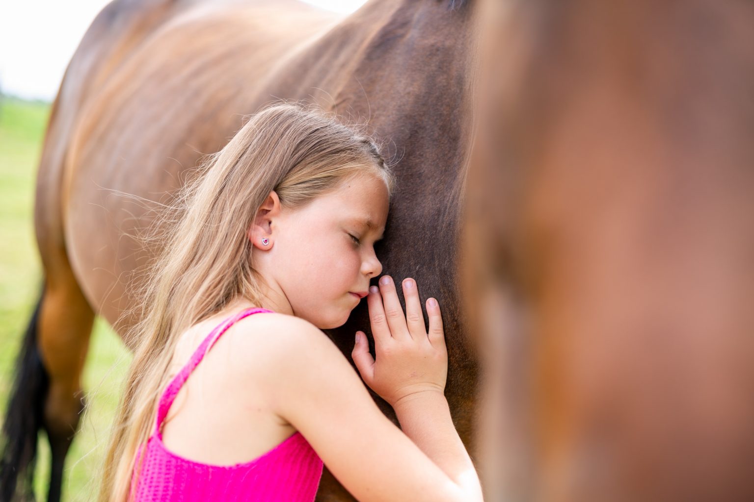 Tochter schmust mit Pferd