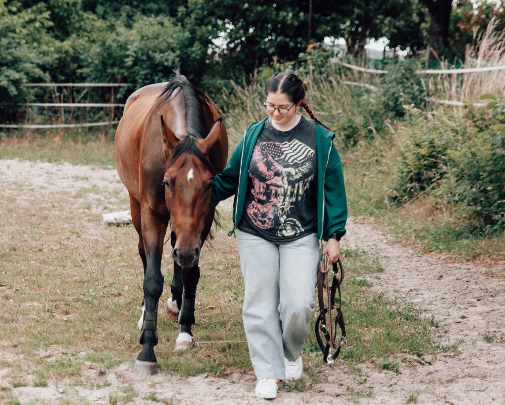 Reittherapie Jugendliche Teenager führt Pferd