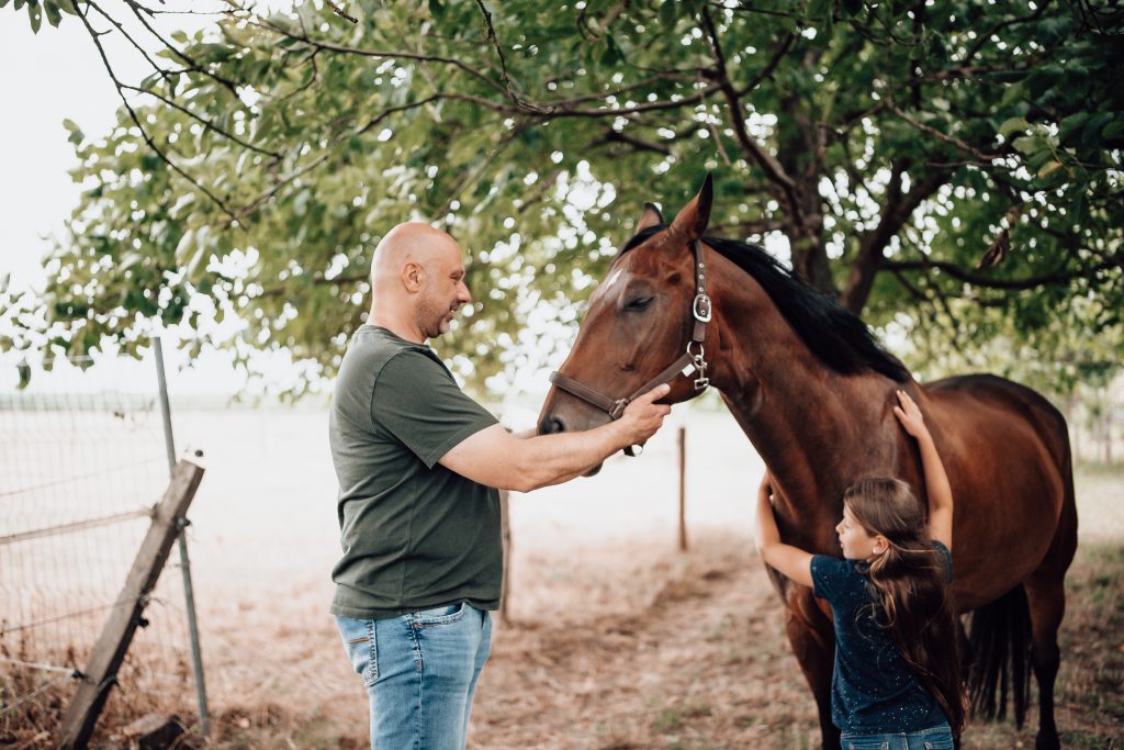 Vater Tochter Reittherapie Pferd